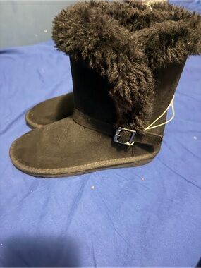 New-Never worn Girls Black Faux Fur Buckle Winter Boots